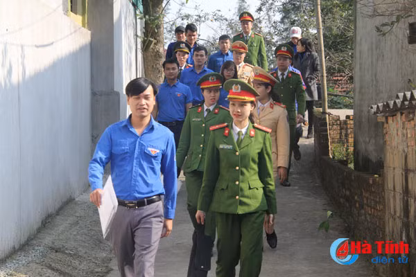 tuoi tre ha tinh ve lang giup dan lam cmnd hien mau tinh nguyen