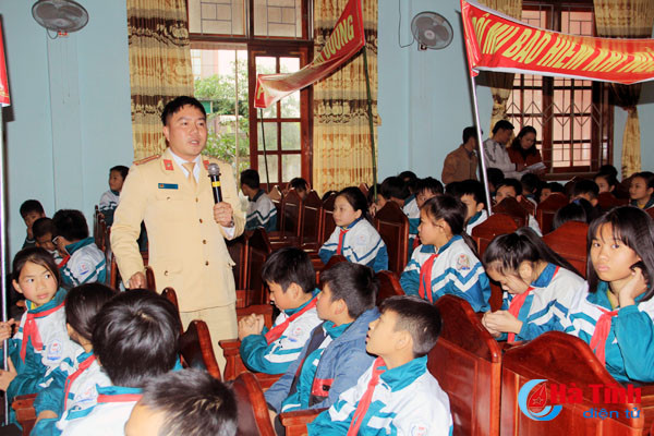 tuoi tre ha tinh ve lang giup dan lam cmnd hien mau tinh nguyen