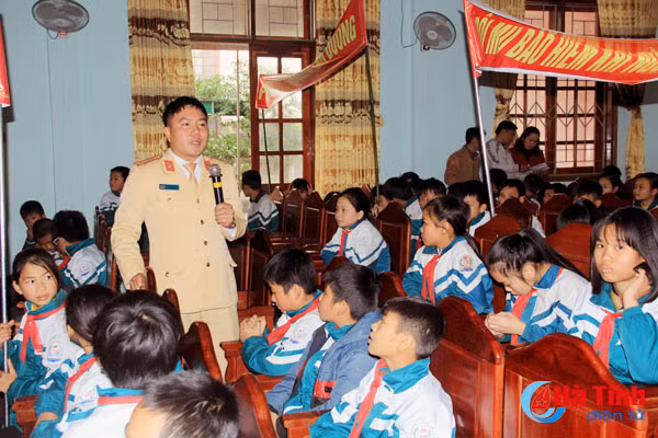 tuoi tre ha tinh ve lang giup dan lam cmnd hien mau tinh nguyen