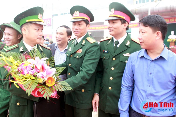 ha tinh tien 1 000 tan binh len duong lam nhiem vu