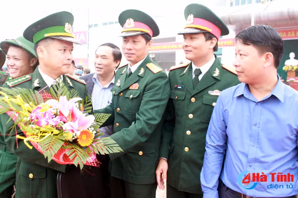 ha tinh tien 1 000 tan binh len duong lam nhiem vu