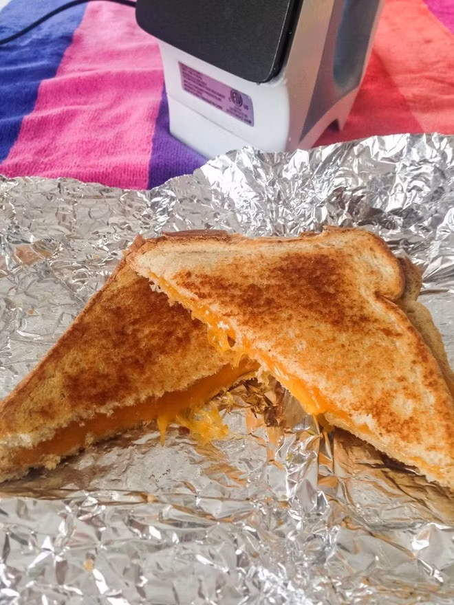 5 phut co ngay banh mi sandwich nuong gion rum thom lung cho bua sang