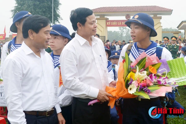 ha tinh tien 1 000 tan binh len duong lam nhiem vu