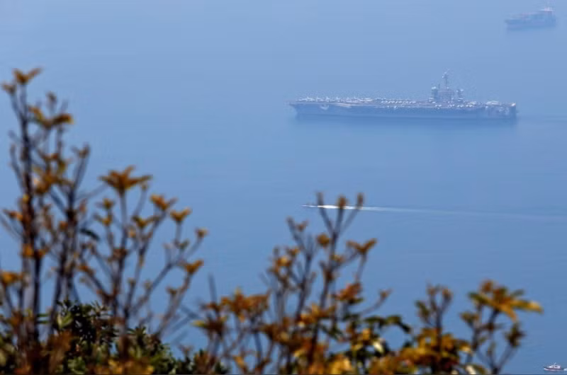 hinh anh doi tau san bay my vao vinh da nang qua ong kinh phong vien quoc te