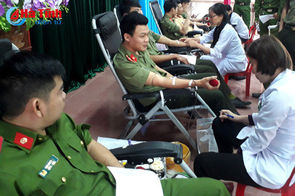 tuoi tre ha tinh ve lang giup dan lam cmnd hien mau tinh nguyen