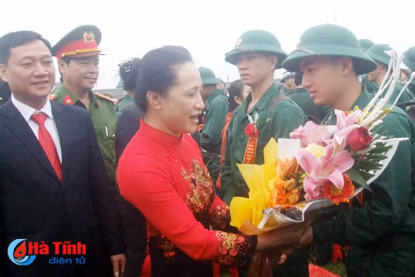 ha tinh tien 1 000 tan binh len duong lam nhiem vu