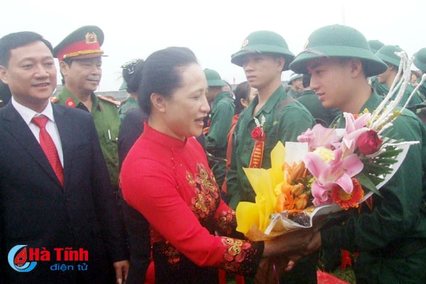 ha tinh tien 1 000 tan binh len duong lam nhiem vu