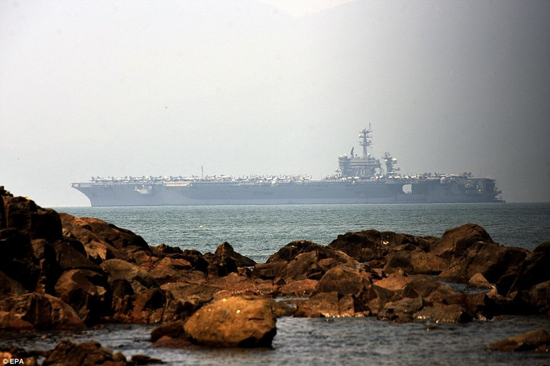 hinh anh doi tau san bay my vao vinh da nang qua ong kinh phong vien quoc te