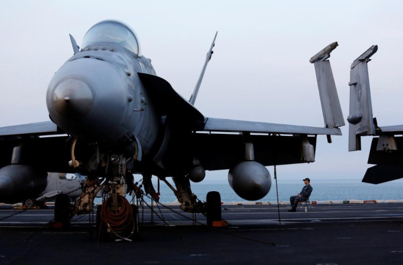 hinh anh doi tau san bay my vao vinh da nang qua ong kinh phong vien quoc te