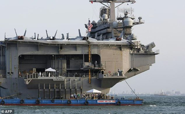 hinh anh doi tau san bay my vao vinh da nang qua ong kinh phong vien quoc te