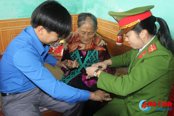 tuoi tre ha tinh ve lang giup dan lam cmnd hien mau tinh nguyen