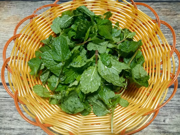 cuoi tuan me thu lam thit rim rau hung lui la mieng ngon bat ngo