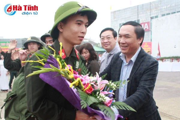 ha tinh tien 1 000 tan binh len duong lam nhiem vu