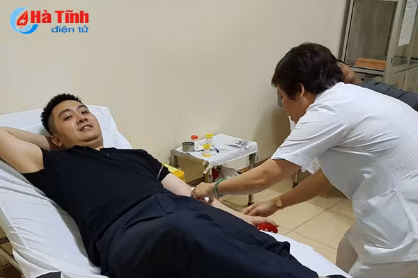 5 can bo y te hien mau trong dem cuu song 4 benh nhan