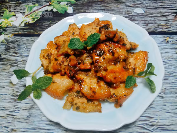 cuoi tuan me thu lam thit rim rau hung lui la mieng ngon bat ngo