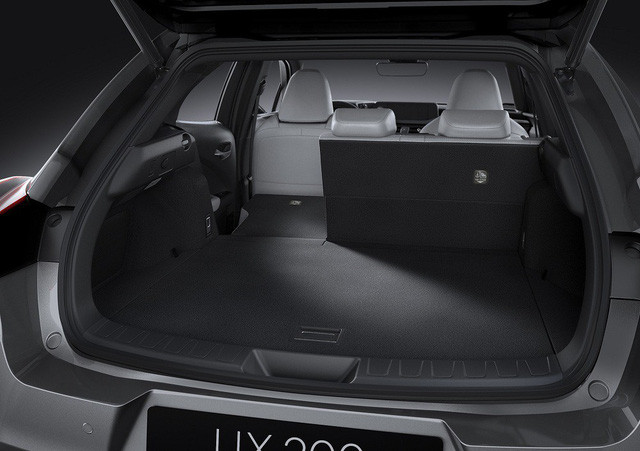 lexus ux cau tra loi cua nguoi nhat voi bmw x1