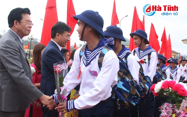 ha tinh tien 1 000 tan binh len duong lam nhiem vu