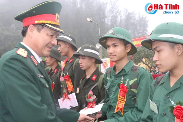 ha tinh tien 1 000 tan binh len duong lam nhiem vu