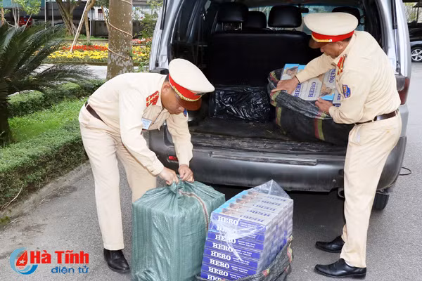 xe o to bien lao van chuyen 2 000 goi thuoc la lau