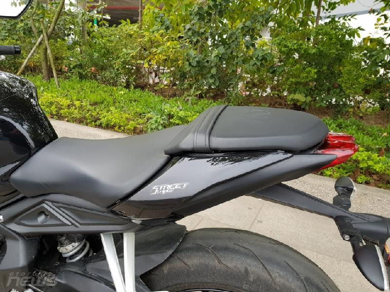 triumph street triple s naked bike 800cc danh cho voc dang nguoi viet