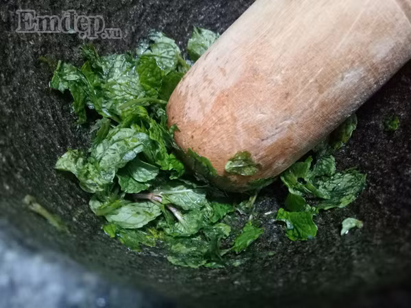 cuoi tuan me thu lam thit rim rau hung lui la mieng ngon bat ngo