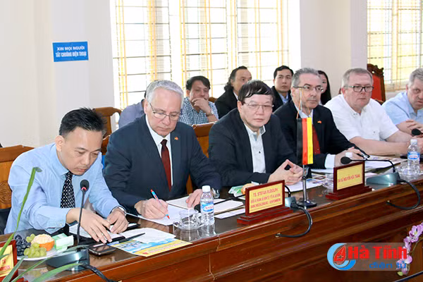 hop tac dao tao dua dieu duong cua ha tinh sang lam viec tai chlb duc