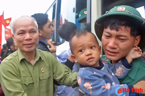 ha tinh tien 1 000 tan binh len duong lam nhiem vu