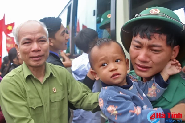 ha tinh tien 1 000 tan binh len duong lam nhiem vu