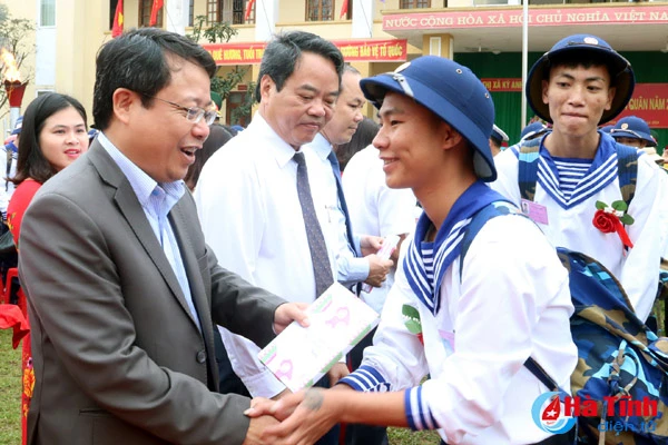 ha tinh tien 1 000 tan binh len duong lam nhiem vu