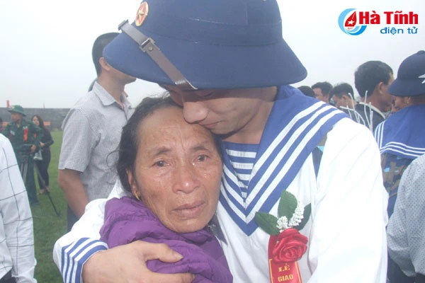 ha tinh tien 1 000 tan binh len duong lam nhiem vu