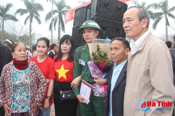 ha tinh tien 1 000 tan binh len duong lam nhiem vu