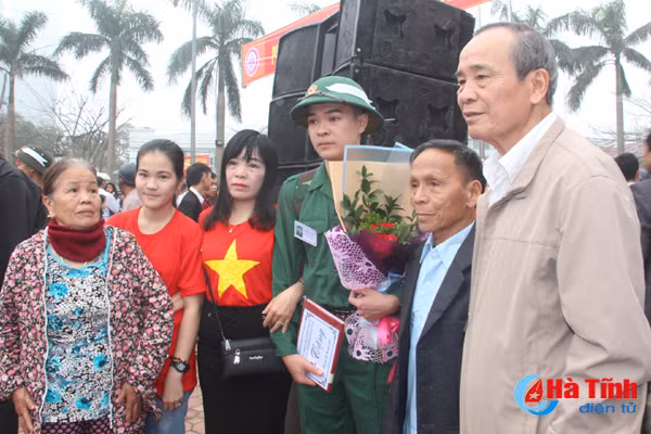ha tinh tien 1 000 tan binh len duong lam nhiem vu