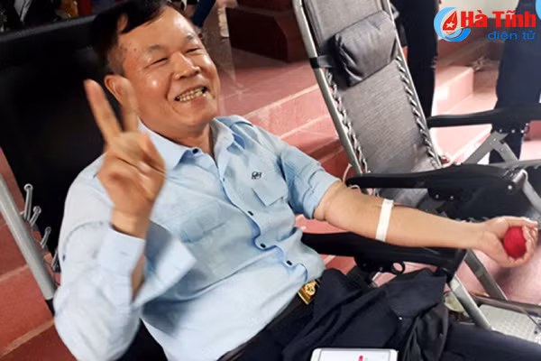 hai nguoi nuoc ngoai dau tien hien mau tinh nguyen o ha tinh