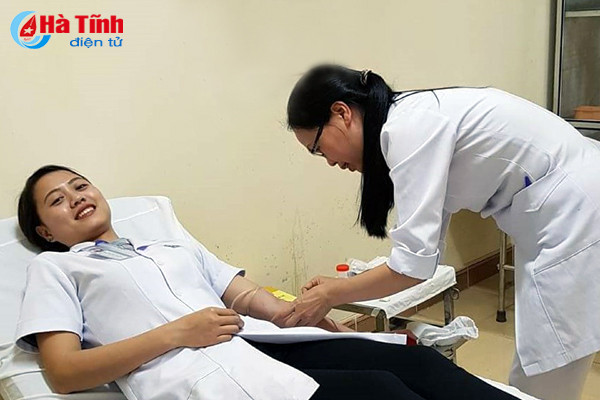 5 can bo y te hien mau trong dem cuu song 4 benh nhan