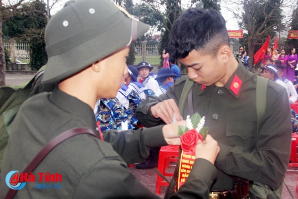 ha tinh tien 1 000 tan binh len duong lam nhiem vu