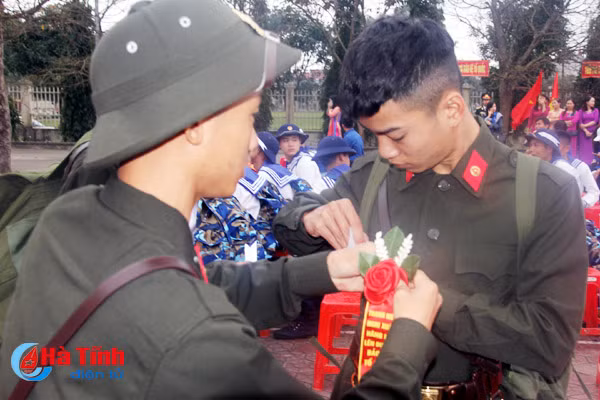 ha tinh tien 1 000 tan binh len duong lam nhiem vu