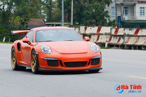 Video: Mãn nhãn với dàn siêu xe Car & Passion 2018 qua TP. Hà Tĩnh