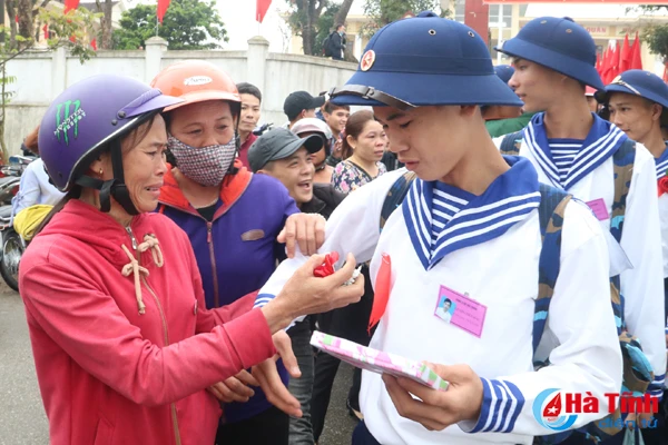 ha tinh tien 1 000 tan binh len duong lam nhiem vu
