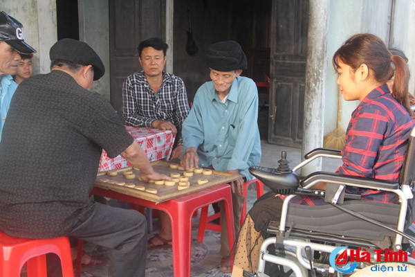 video ngay 8 3 dac biet cua co giao tuong lai bi cut hai chan