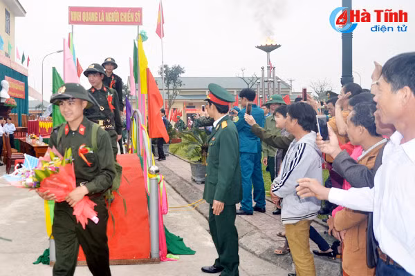 ha tinh tien 1 000 tan binh len duong lam nhiem vu
