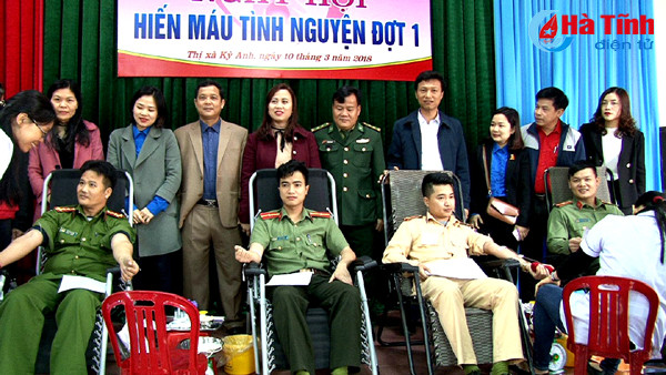 tuoi tre ha tinh ve lang giup dan lam cmnd hien mau tinh nguyen