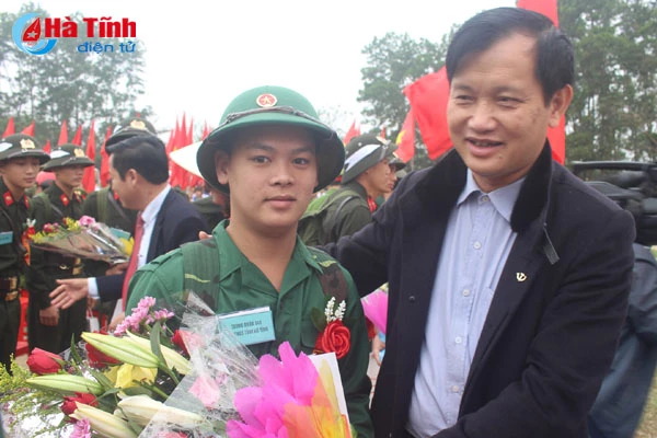 ha tinh tien 1 000 tan binh len duong lam nhiem vu