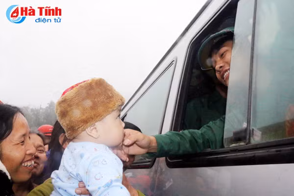 ha tinh tien 1 000 tan binh len duong lam nhiem vu