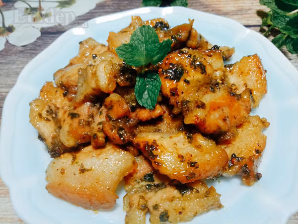 cuoi tuan me thu lam thit rim rau hung lui la mieng ngon bat ngo