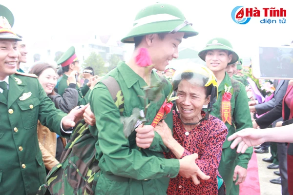 ha tinh tien 1 000 tan binh len duong lam nhiem vu