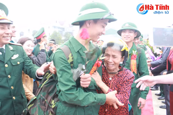 ha tinh tien 1 000 tan binh len duong lam nhiem vu