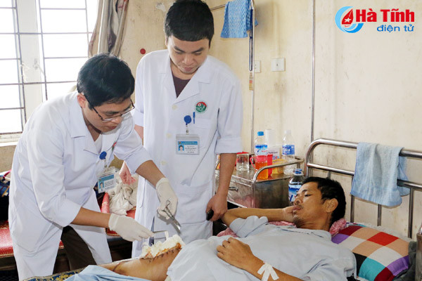 5 can bo y te hien mau trong dem cuu song 4 benh nhan