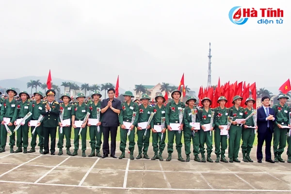 ha tinh tien 1 000 tan binh len duong lam nhiem vu