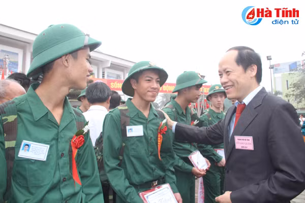 ha tinh tien 1 000 tan binh len duong lam nhiem vu