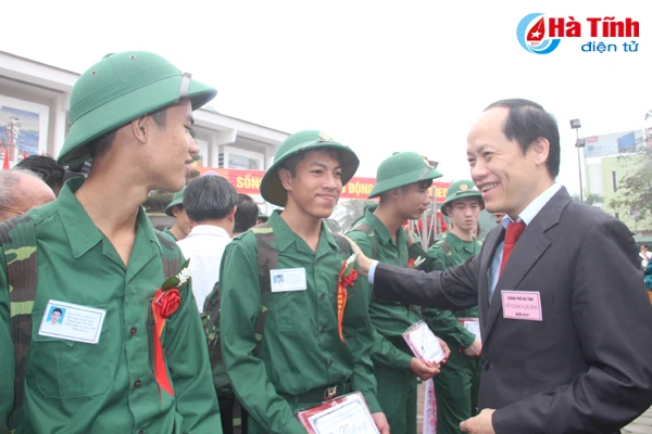 ha tinh tien 1 000 tan binh len duong lam nhiem vu